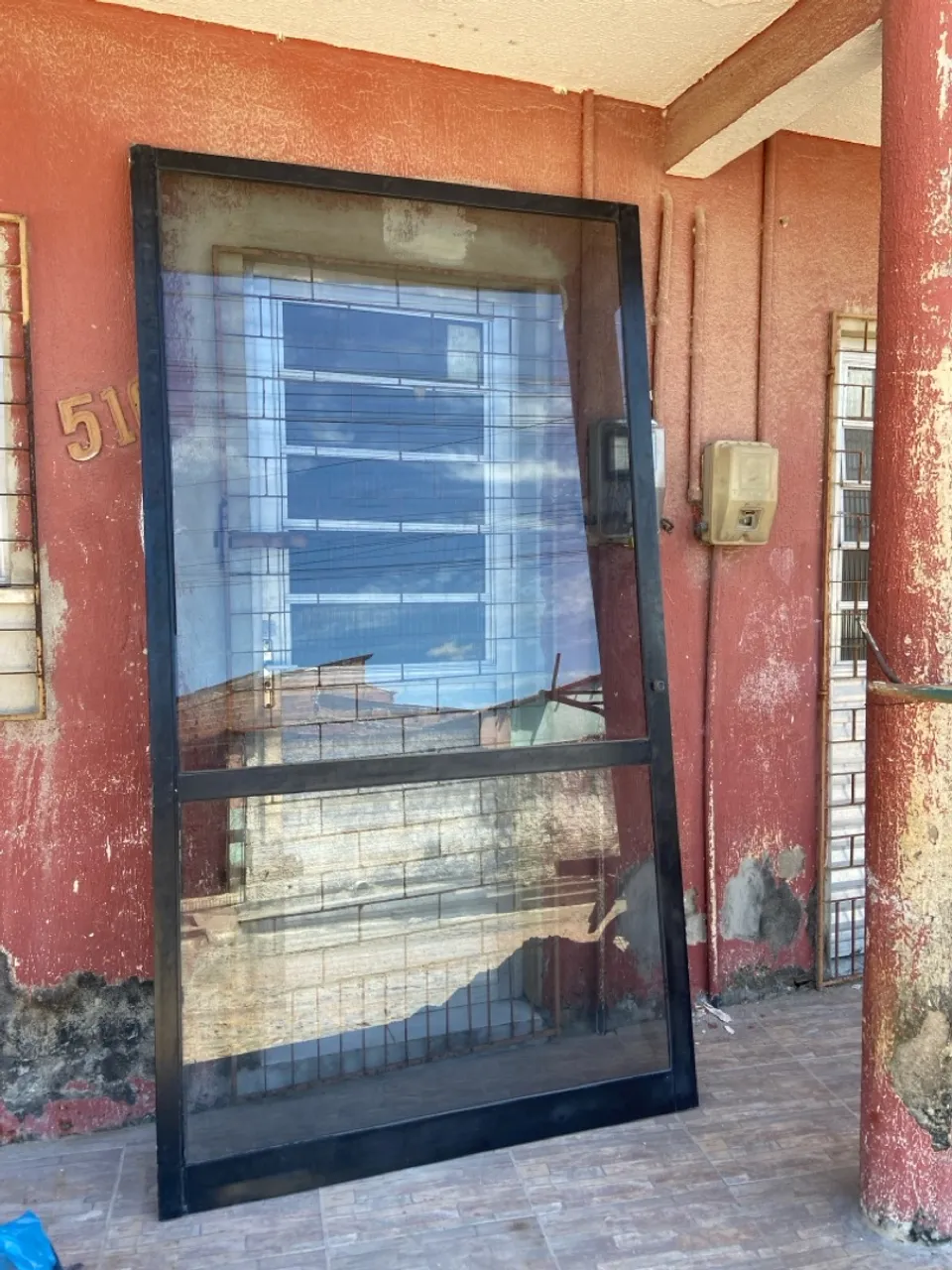 Porta de tela de aço preta