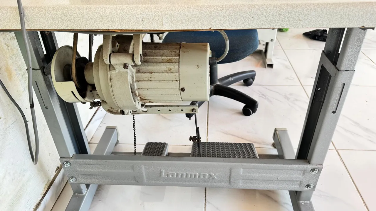 Máquina de Costura Overloque 