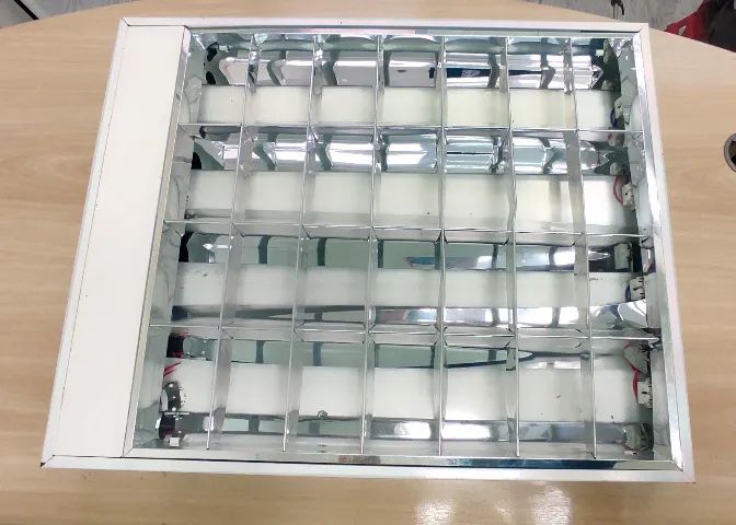 Lote com 25 luminárias de sobrepor para 4 lâmpadas tubulares de 60 cm (usadas). - Foto 3