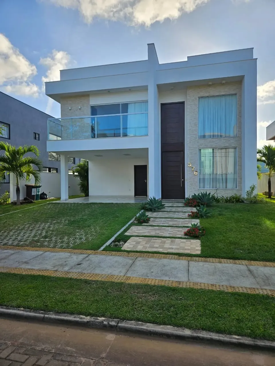 CASA NO ALPHAVILLE ALUGA OU VENDE