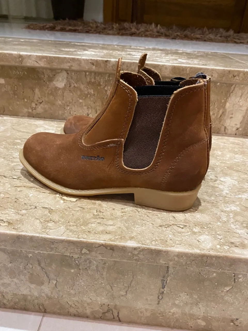 Bota de couro marrom