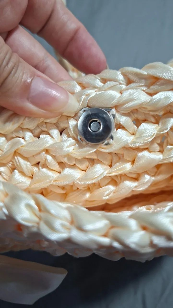Bolsa de crochê em fita de cetim - Foto 3