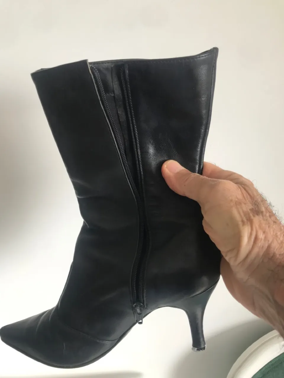 Bota de Couro Preta com Salto Fino