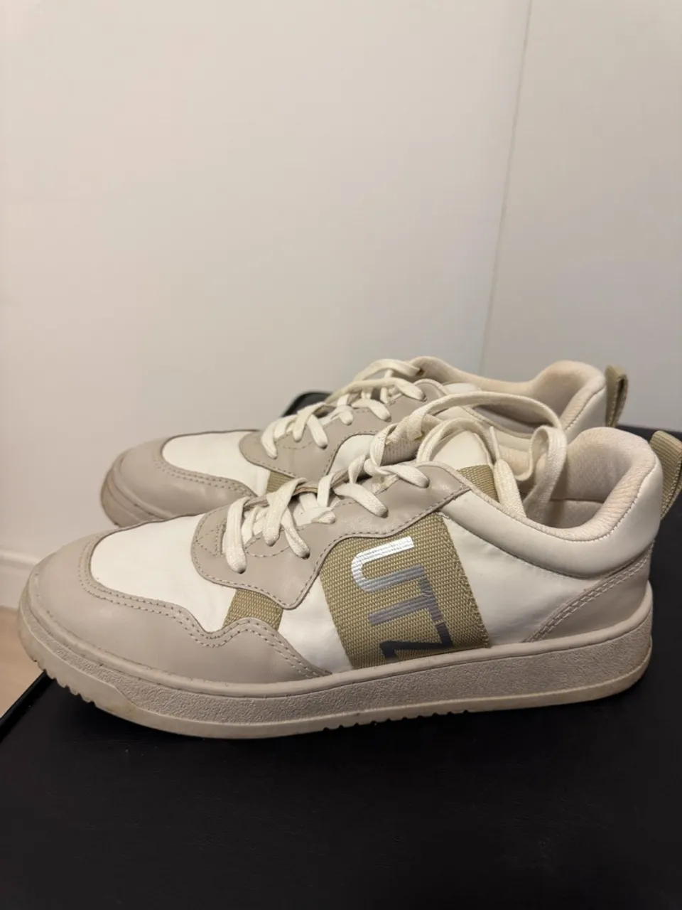 Tênis da SCHUTZ bege casual