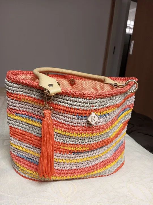 Bolsa de crochê colorida, alças couro 