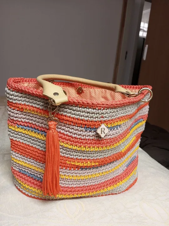 Bolsa de crochê colorida, alças couro