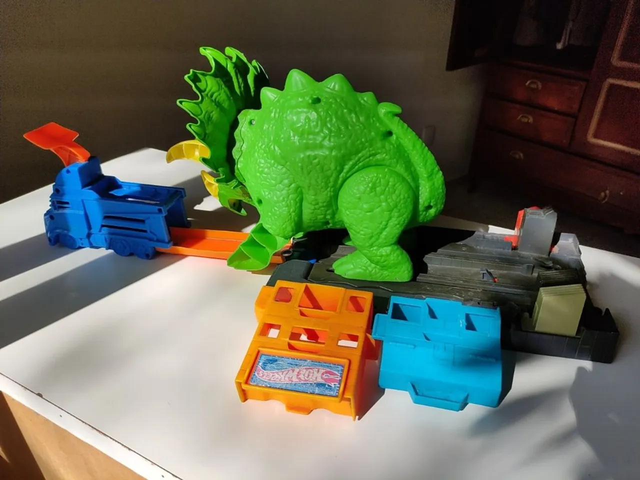 Pista Hot Wheels com Dinossauro