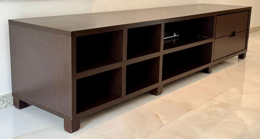 3. Rack clássico em MDF amadeirado escuro