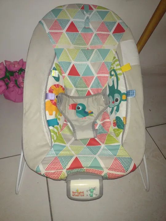 Cadeira de Balanço para bebê Bright Starts - Triângulos - Foto 3
