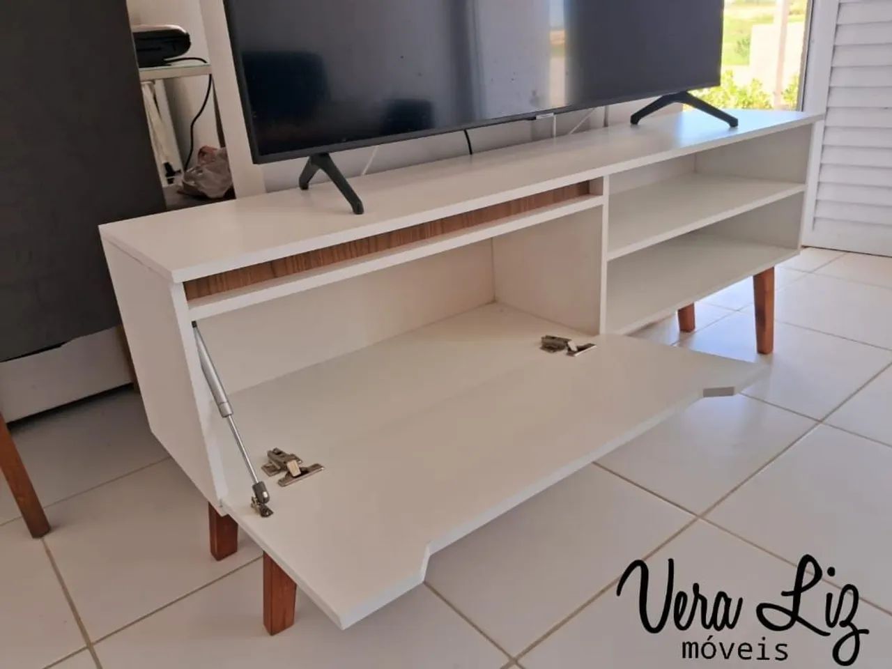 Rack retrô moderno branco com detalhes em madeira - Foto 3