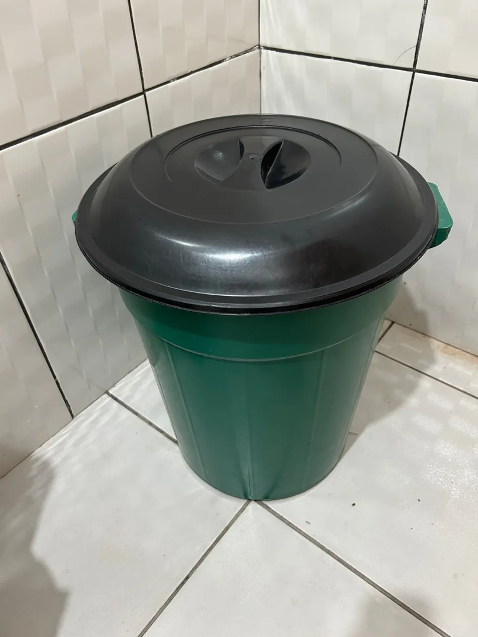 Lixeira com tampa para área externa