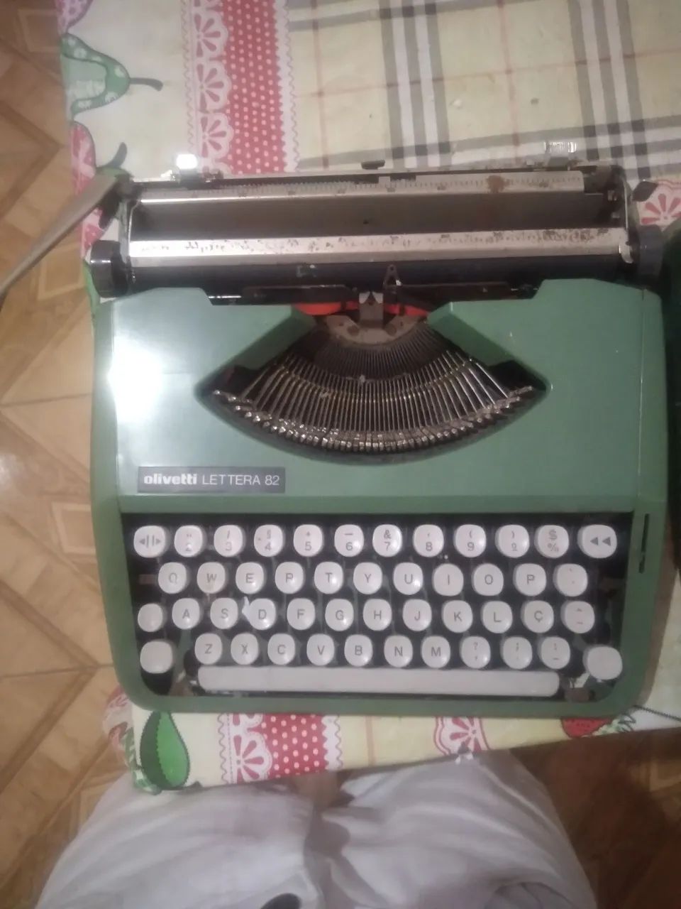Máquina de escrever antiga (olivetti lettera 82)