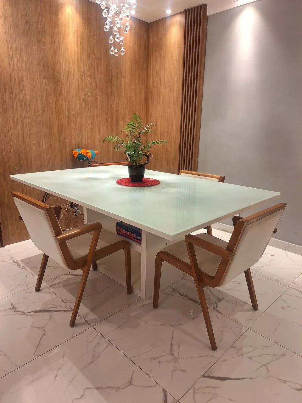 Mesa de Jantar Moderna com Design Elegante