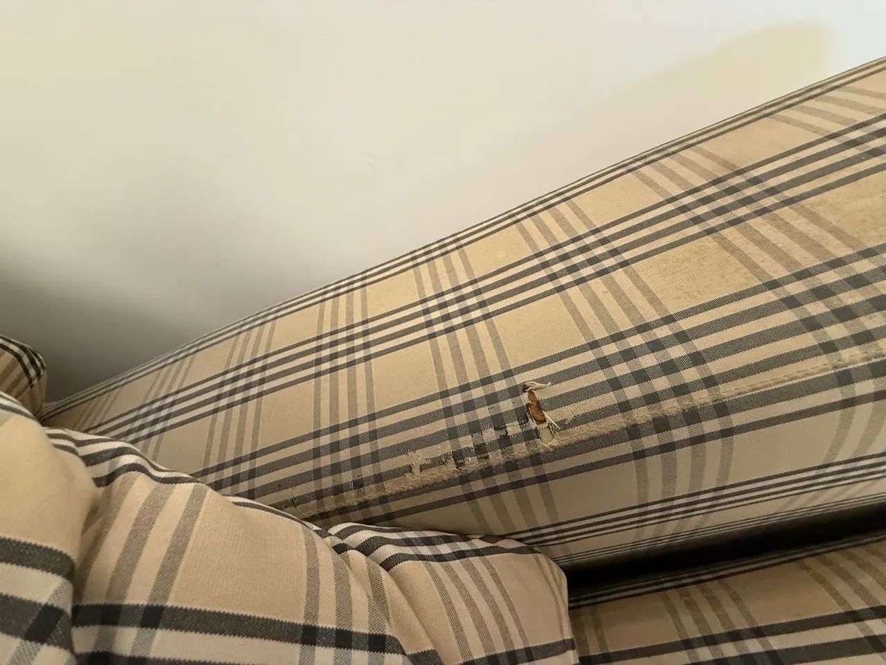 02 Sofás Chaise (precisa de reforma no tecido) - Foto 5