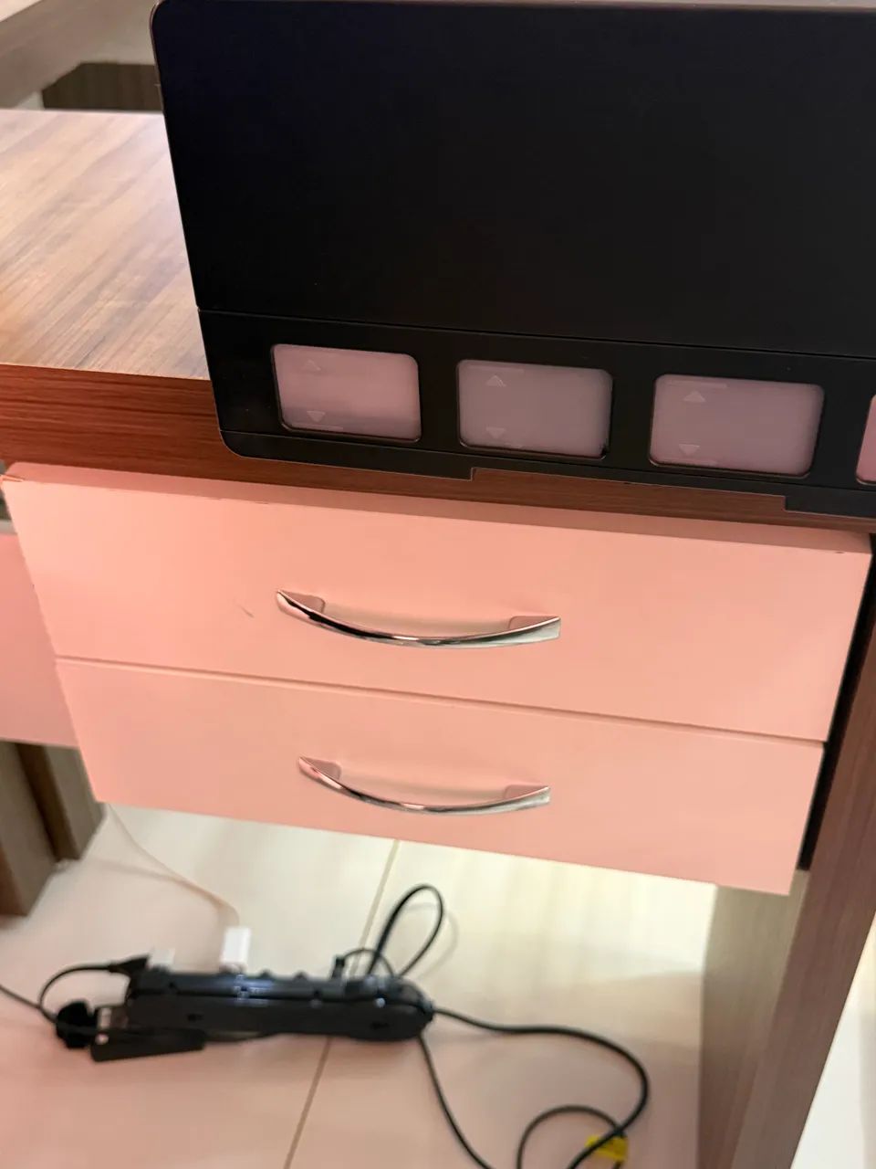 Mesa de escritório e cadeira 