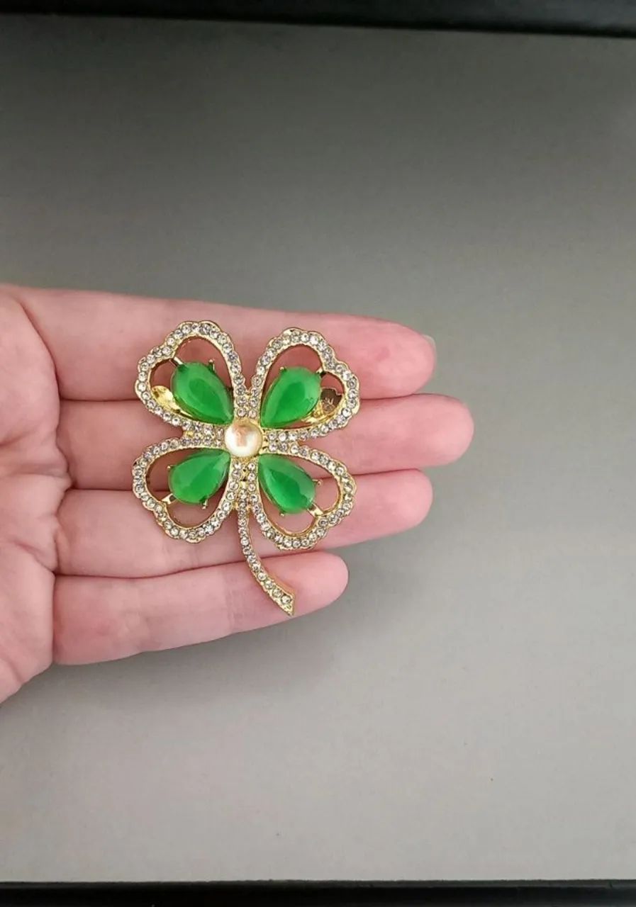 Broche de Trevo com Strass (novo) - Foto 2