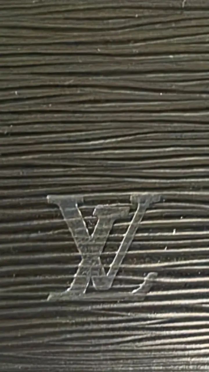Pasta Louis Vuitton em couro Epi preto  Excelente estado - Foto 3