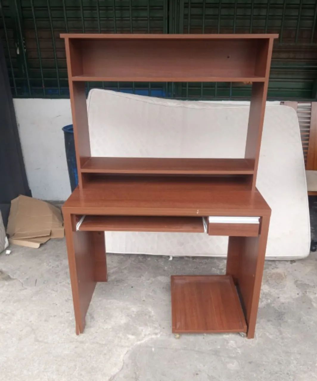 Vendo Excelente Mesinha de Computador 