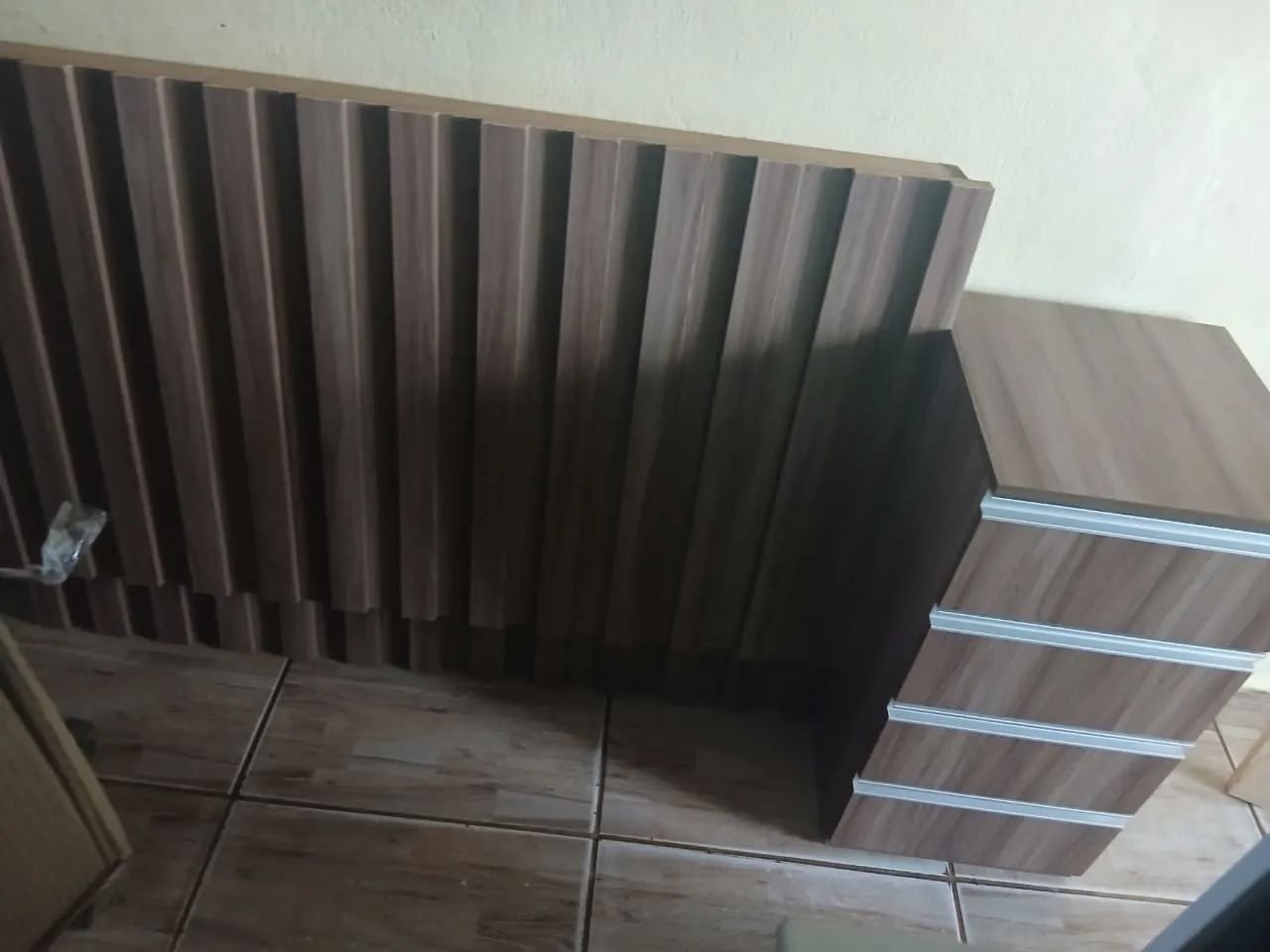 Vendo cabeceira de cama com Leds e criado mudo - Foto 4