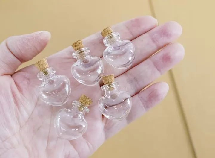 Kit com 10 frascos decorativos de vidro com tampas em formato de coração. - Foto 5