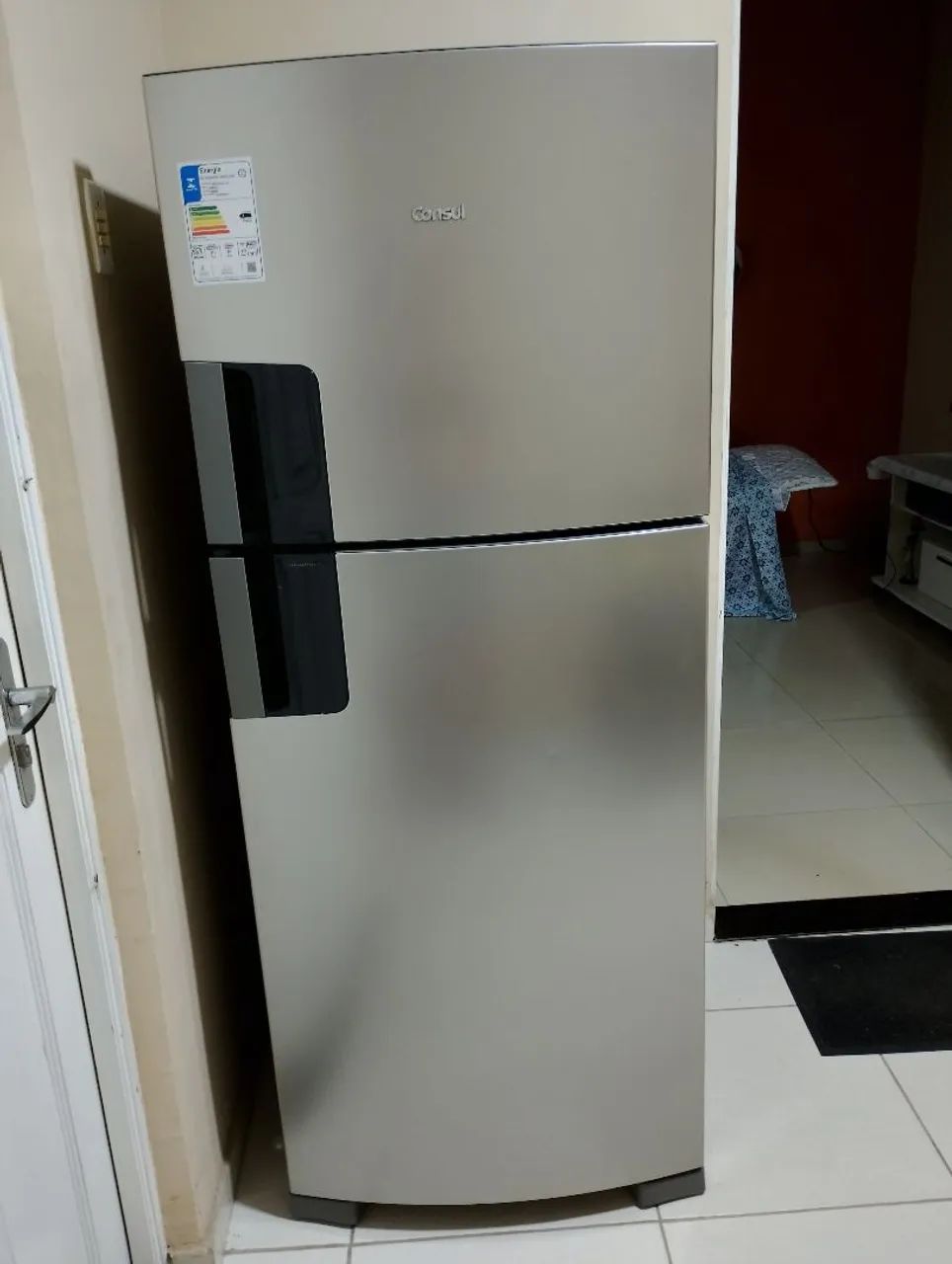 Vendo uma geladeira duplex.
