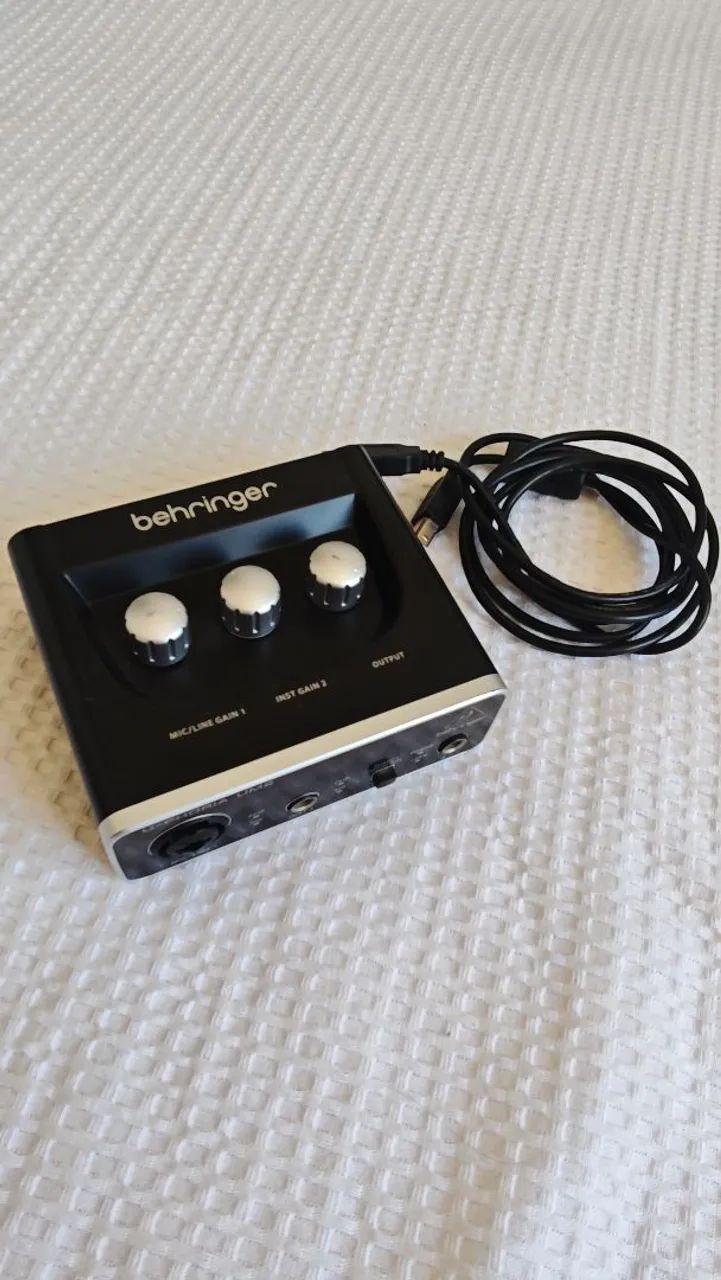 Interface de Áudio Behringer U-phoria UM2 USB