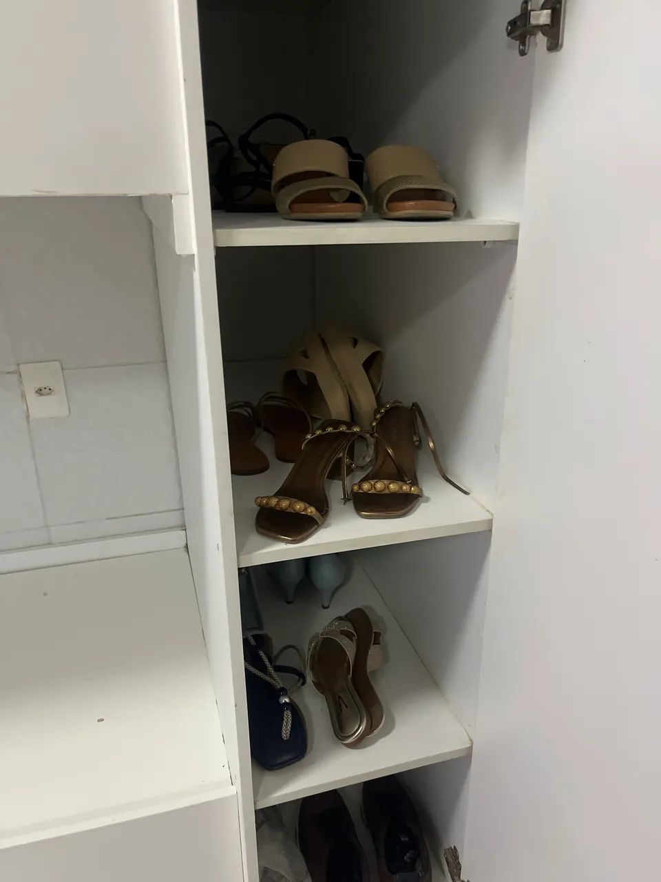 Beliche com gavetas e muitas partes para guardar coisas  - Foto 4
