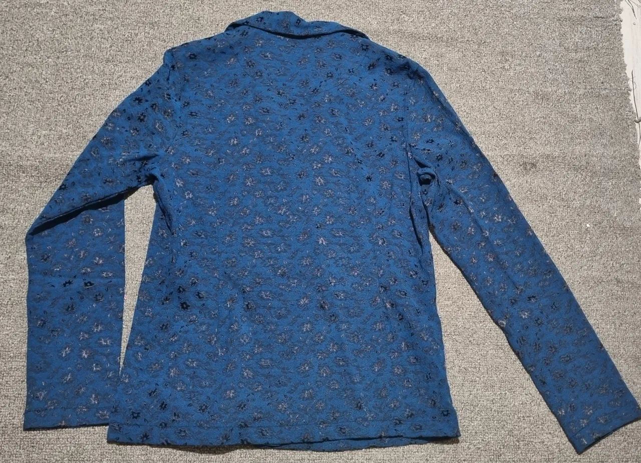 Camisa P tecido encorpado busto 40cm mangas 58cm - Foto 2