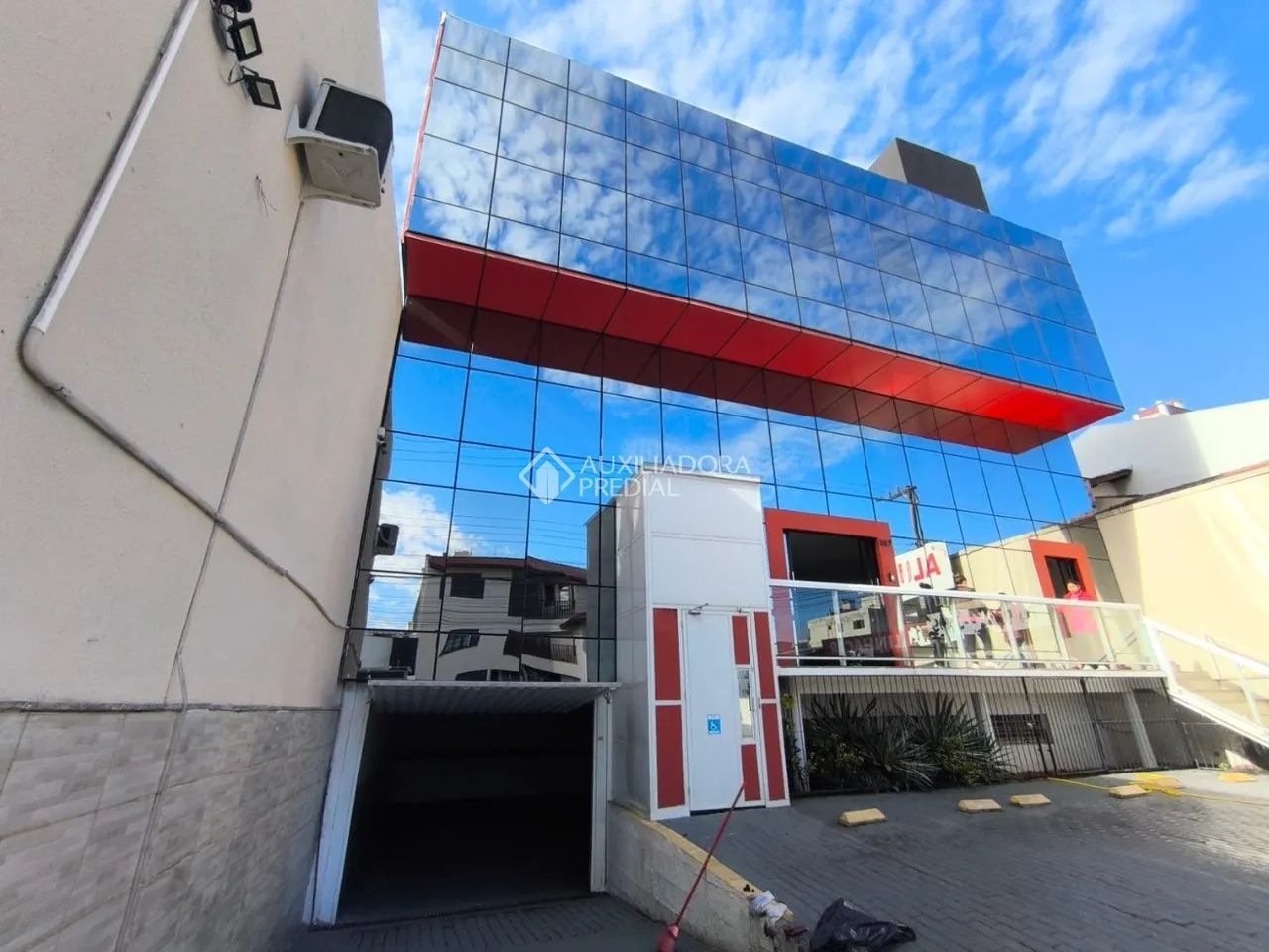 Prédio Comercial com Fachada Espelhada para Aluguel - 600m² - Localização Estratégica
