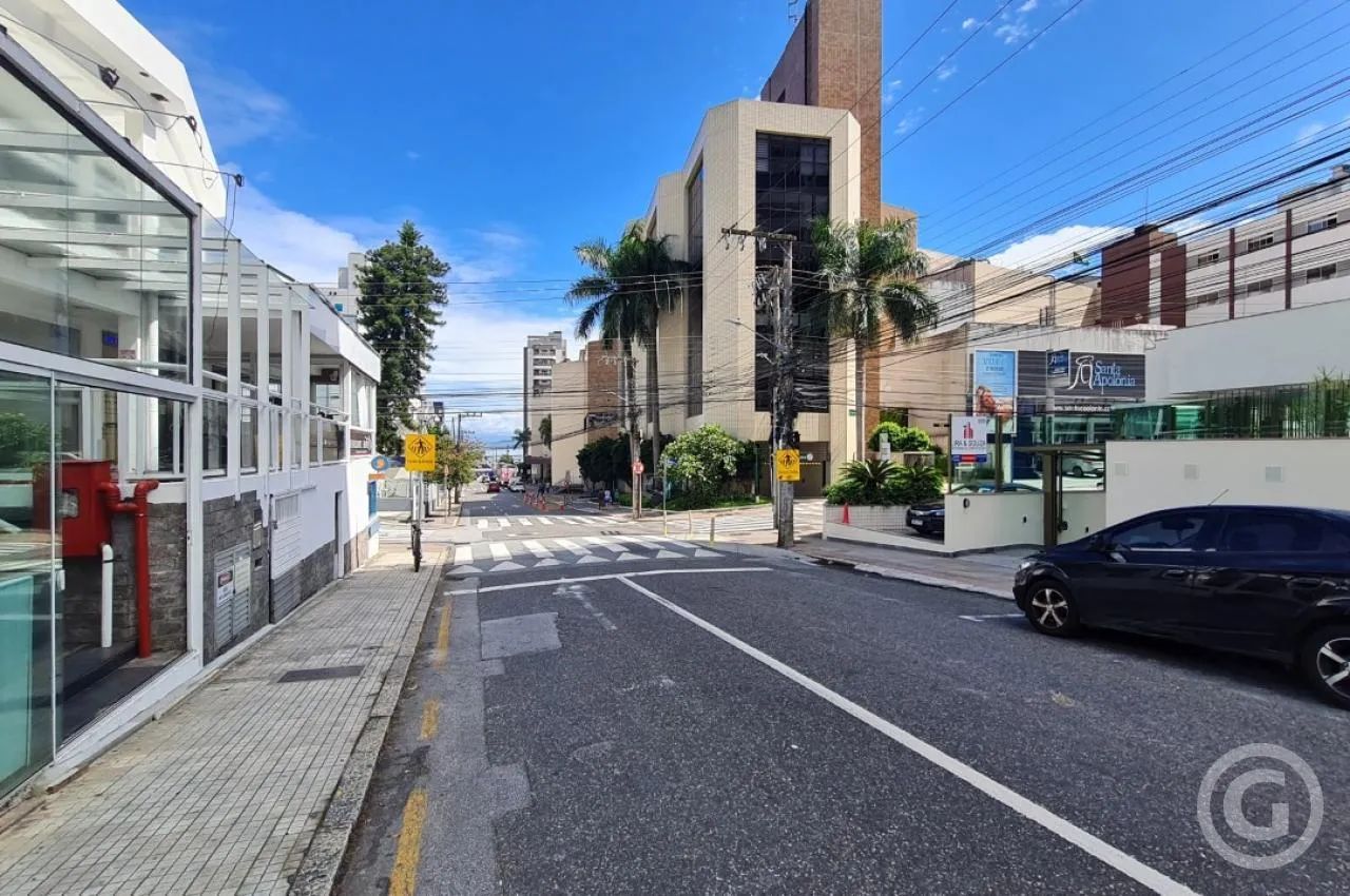 Apartamento semimobiliado com duas suítes e garagem dupla no Centro - Foto 5
