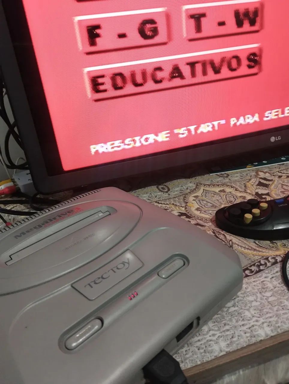 Mega Drive com jogos na memória 