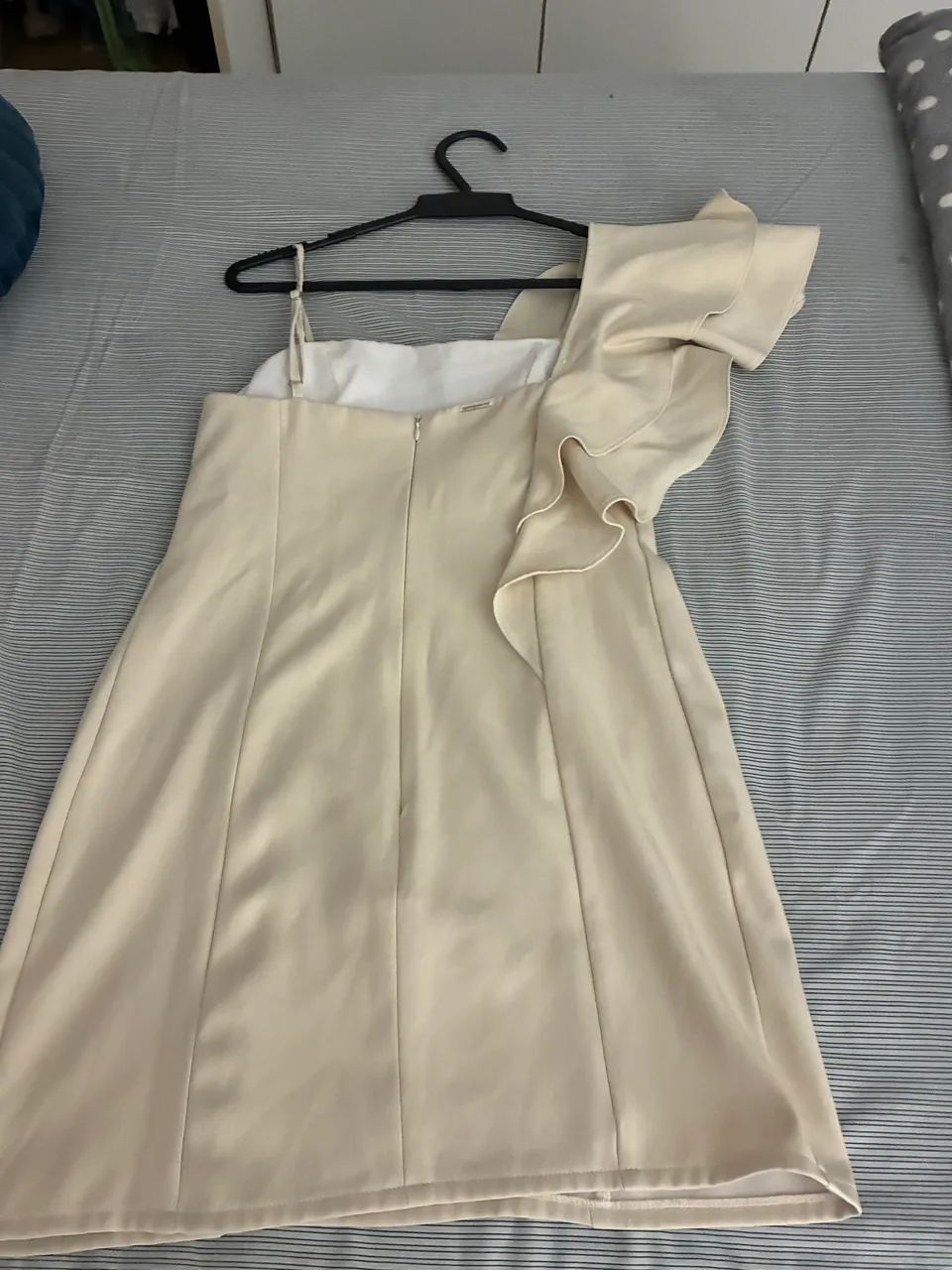 VESTIDO BEGE 1 OMBRO PERFEITO!!! USADO 2x - Foto 2