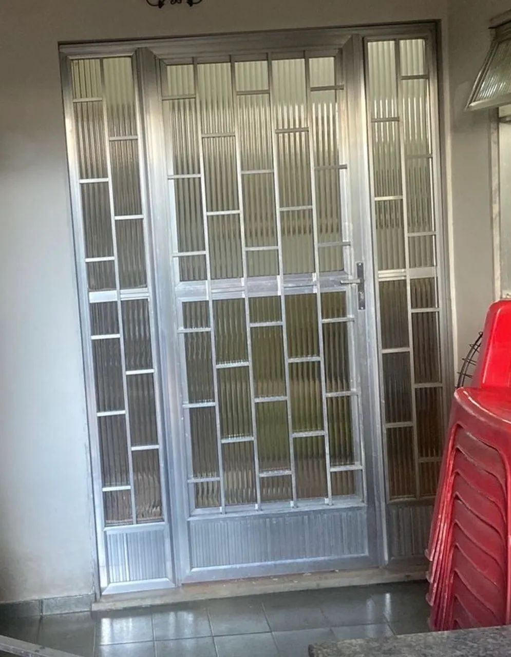 Porta de alumínio com vidros