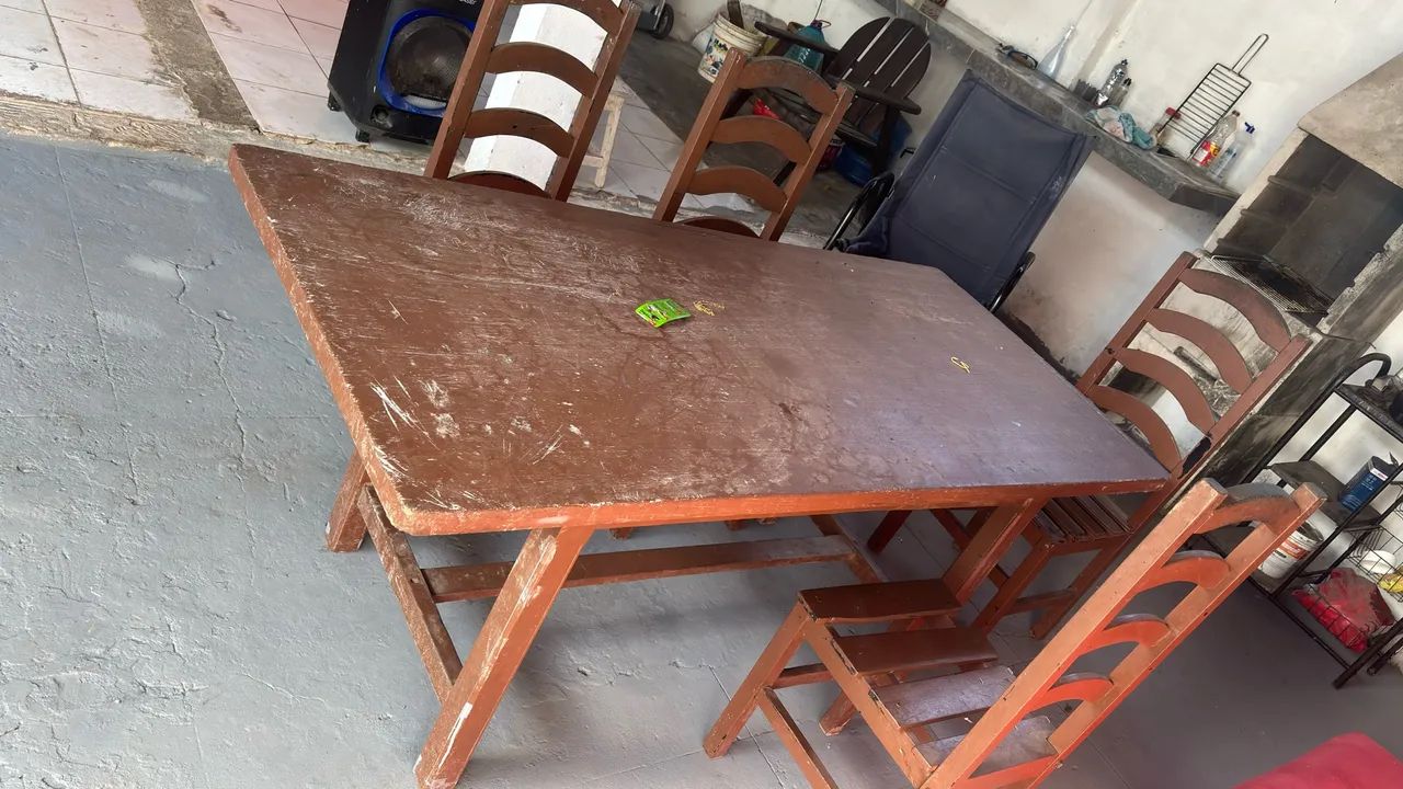 Vendo mesa de madeira com 6 cadeiras - Foto 2