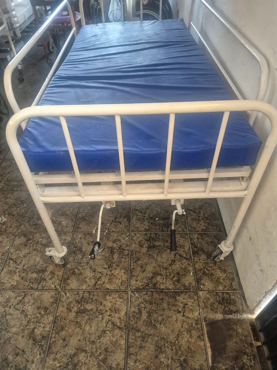 Cama hospitalar  c colchão  - Foto 2