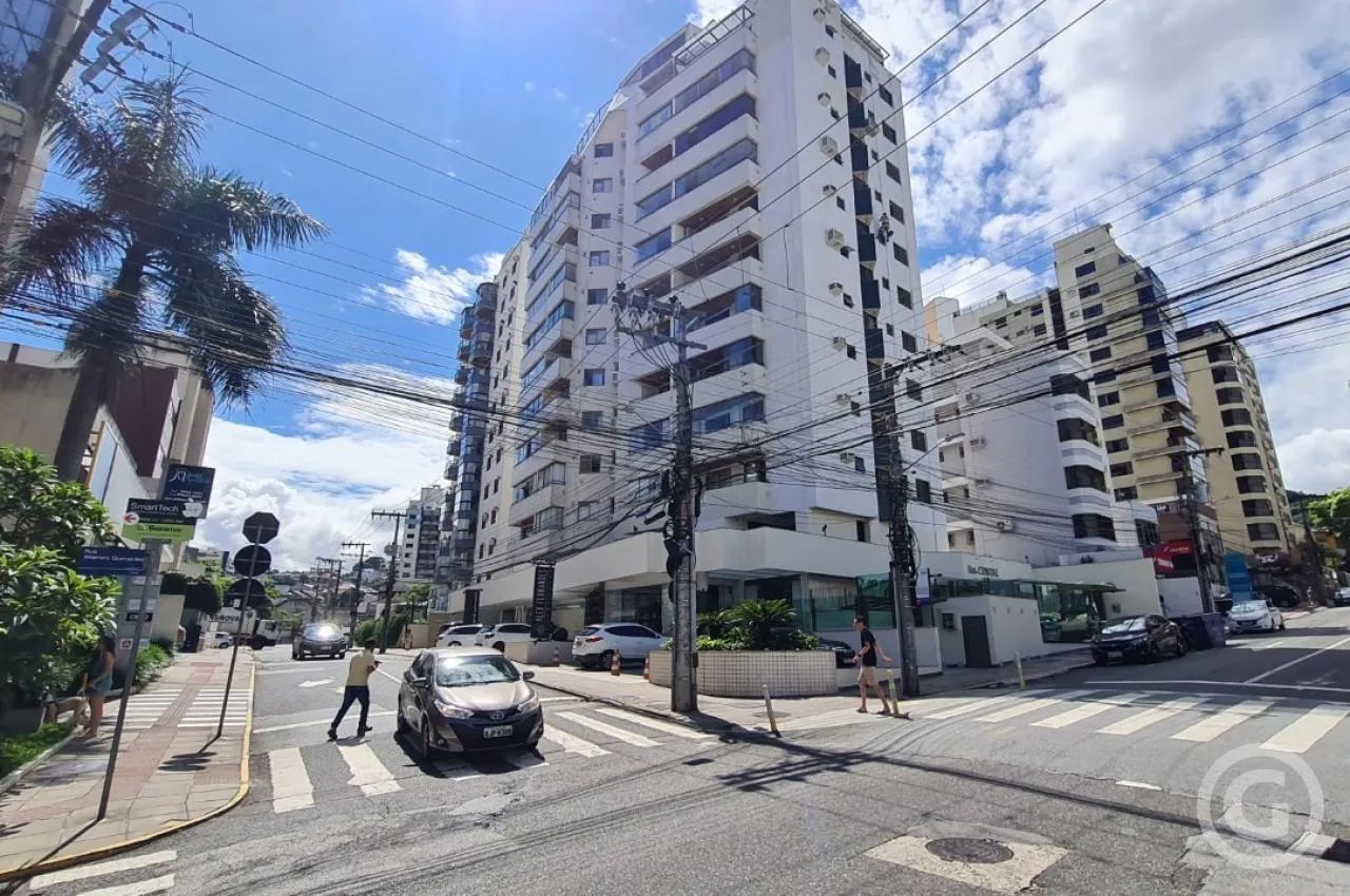 Apartamento semimobiliado com duas suítes e garagem dupla no Centro - Foto 3