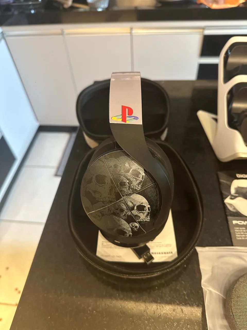 Fone Sony Pulse 3D Headset c/ Almofadas Extras e Carregador PS5 - Foto 3