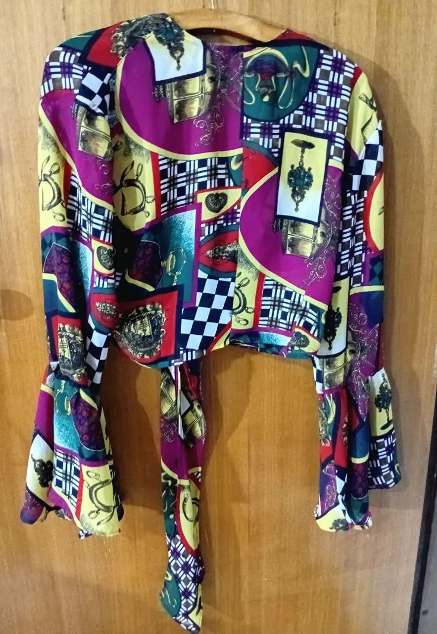 Blusa vintage mangas em sino - Foto 3