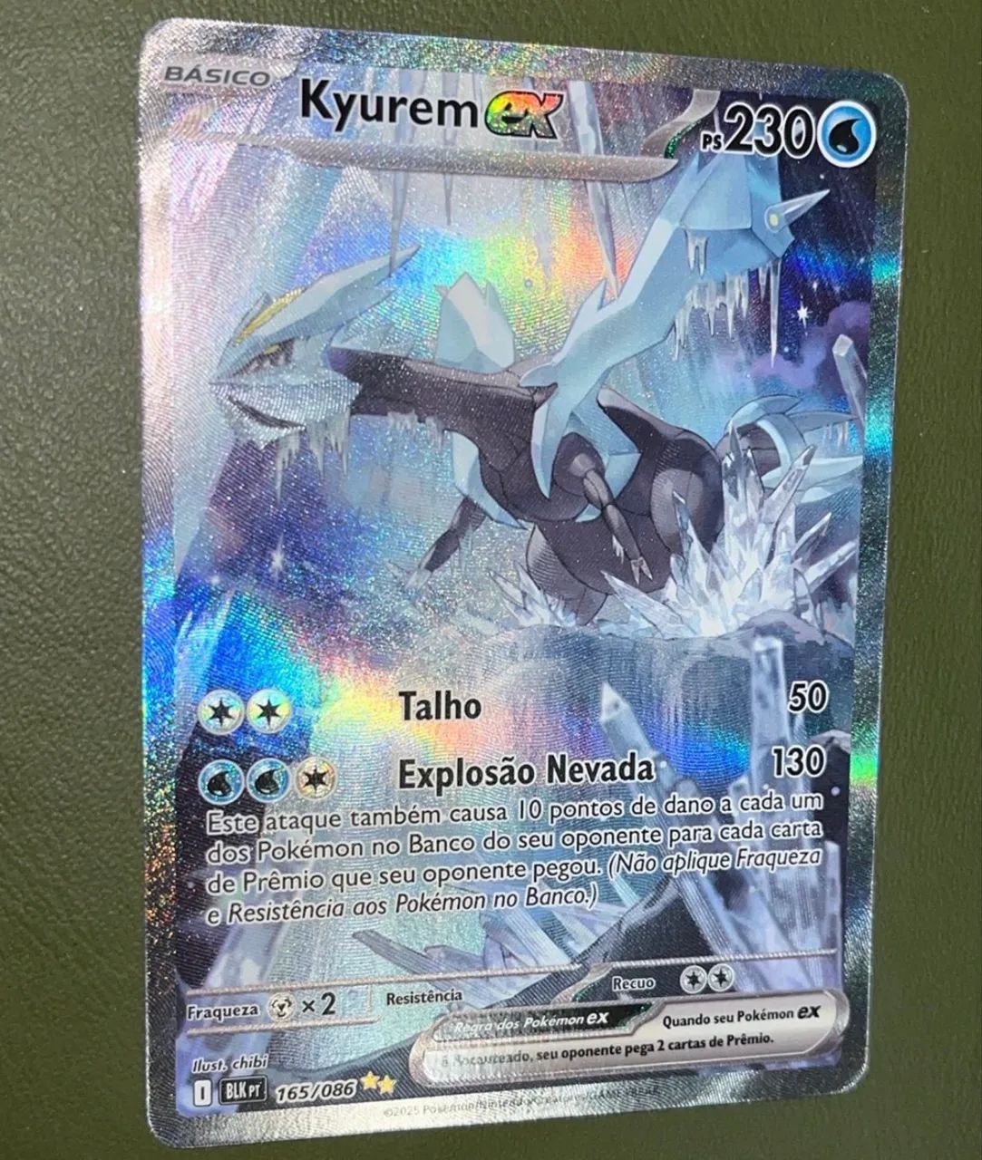 Carta pokemon KYUREM EX (165/086) acompanha sleeve e toploader