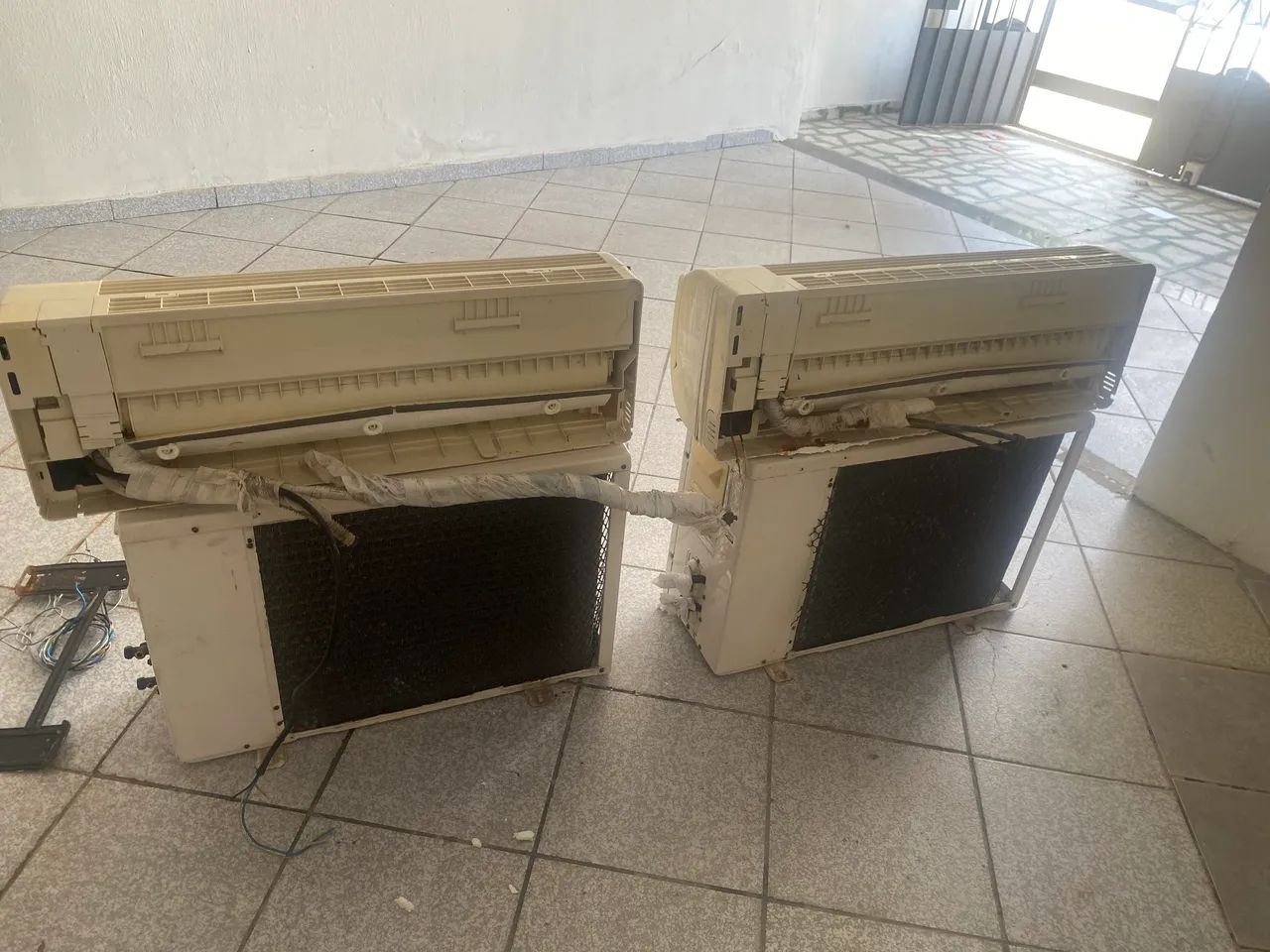 APARELHOS DE AR-CONDICIONADO EM BOM ESTADO DE FUNCIONAMENTO.