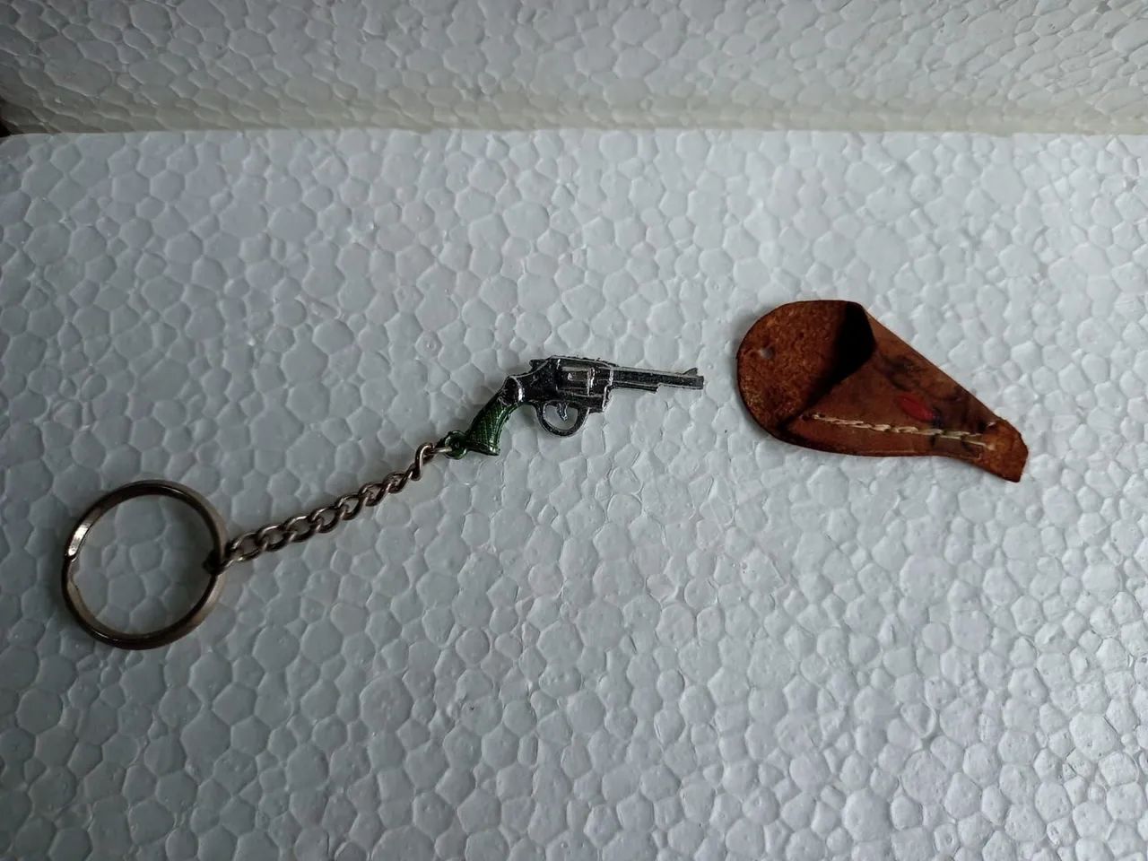 Antigo chaveiro de arminha com colt  - Foto 3
