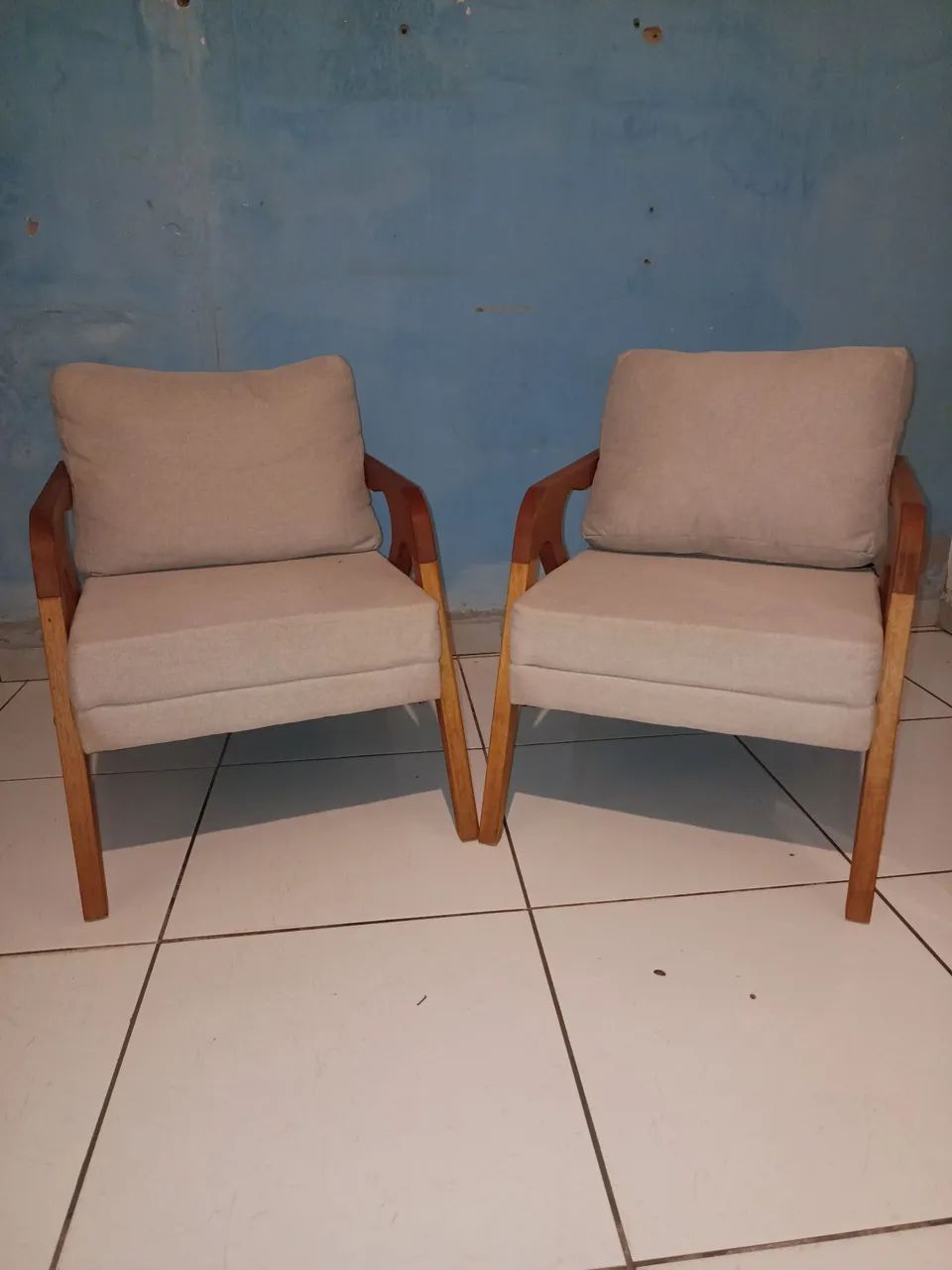 2 poltronas decorativas madeira maciça luxo linho bege