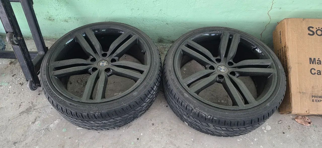 Jogo de aros 20 5x120 com dois pneus bons