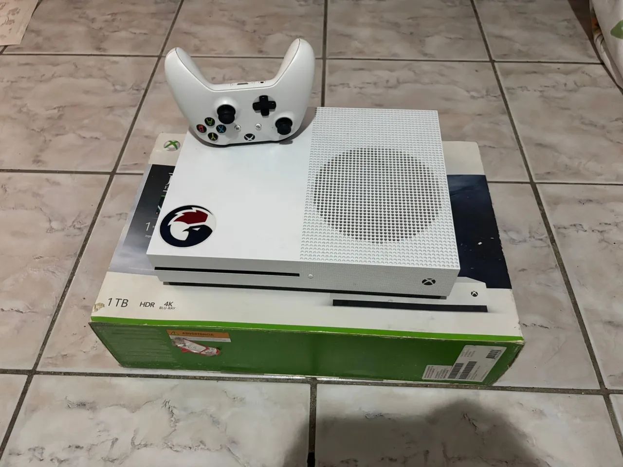 Xbox One S 500GB com 2 controles 