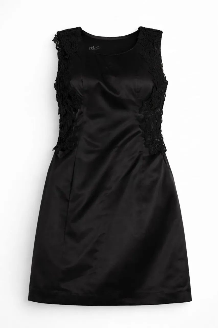 Vestido preto com renda na lateral 