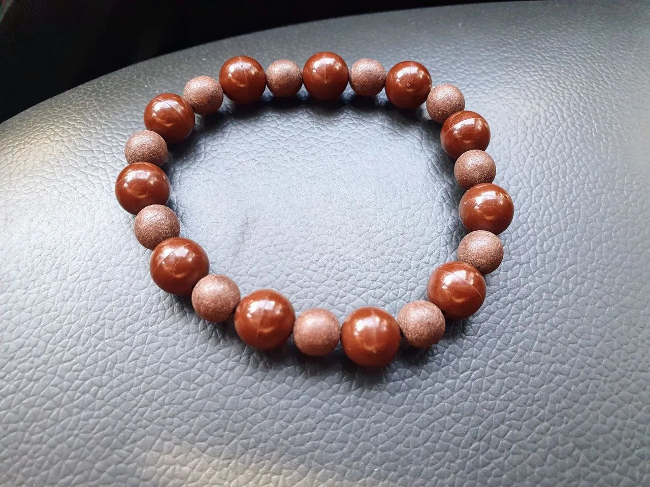 Pulseira de contas marrom - Foto 3
