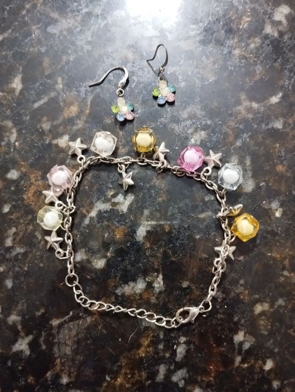 Conjunto pulseira colorida e brincos de flor  - Foto 2