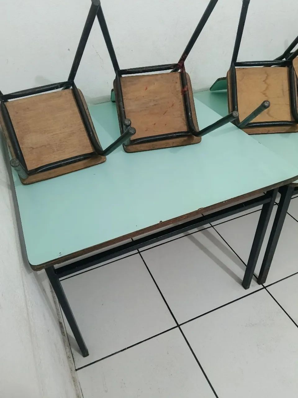 Mesa infantil de ferro e madeira.