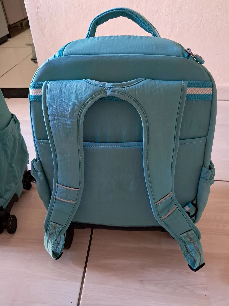 Mochila da kipling com rodinhas e puchador impecável  - Foto 2