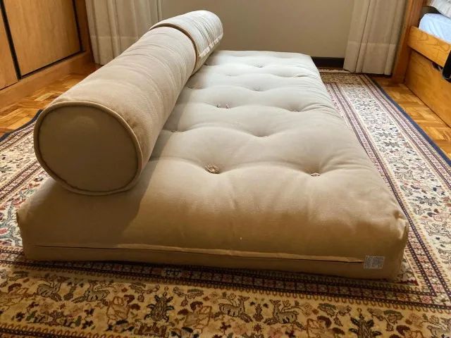 Futon Cáqui Acompanha 2 Bolsters (Almofadas Rolo) - Excelente Estado - Foto 3